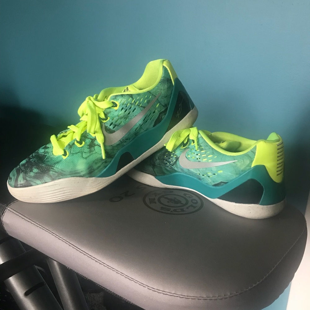 Easter kobes Women’s 7.5